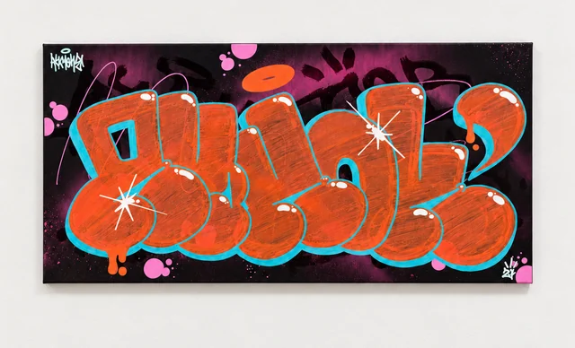 Lienzo apaisado: letras pompa naranjas brillantes con contorno cian sobre fondo negro y magenta de spray, con aureola naranja, destellos blancos y círculos rosa chicle.